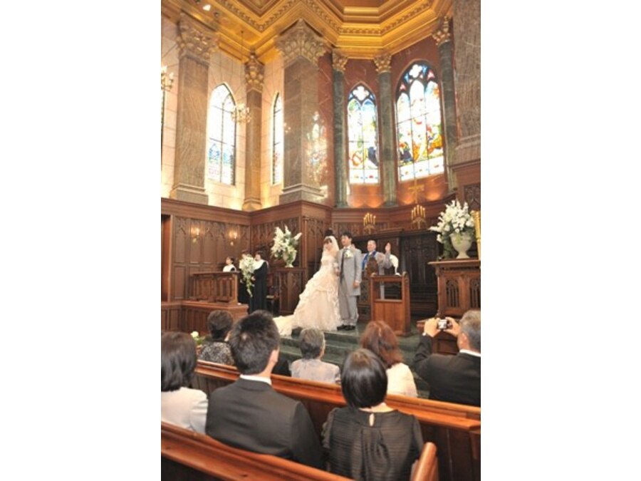 ステンドグラスが輝く大聖堂での挙式。 指輪の交換も終わり、結婚宣言。