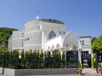 白亜の大聖堂 ICFリラベル教会は30年の時を刻みつづける