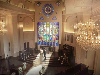 訪れるカップルを魅了する、天井高20mの大聖堂で幼い頃に夢見た結婚式をかなえて
