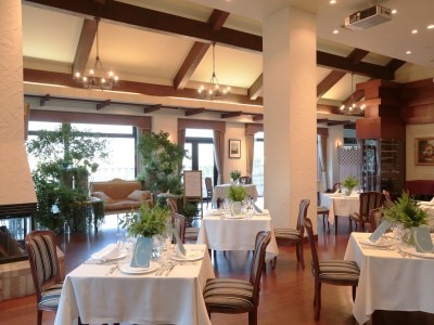 イタリアンレストランは旭川の街並みと自然を一望できる大きな窓も魅力のひとつ