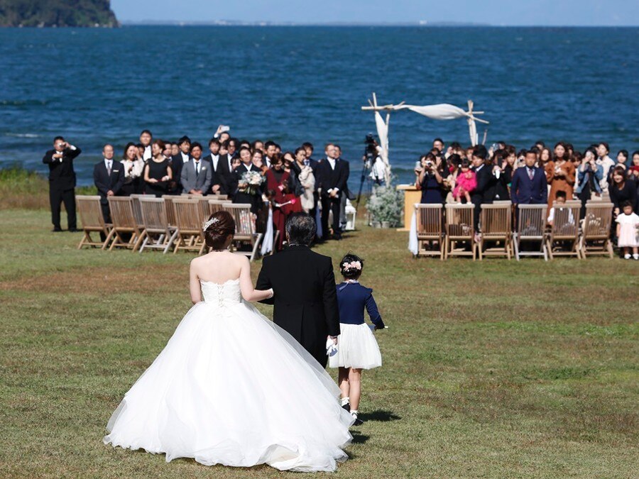 結婚式は式場を飛び出して、風を感じることが出来る琵琶湖へ!!
ゲストが見守る中、お父様と一緒に大好きな人たちのもとへ。