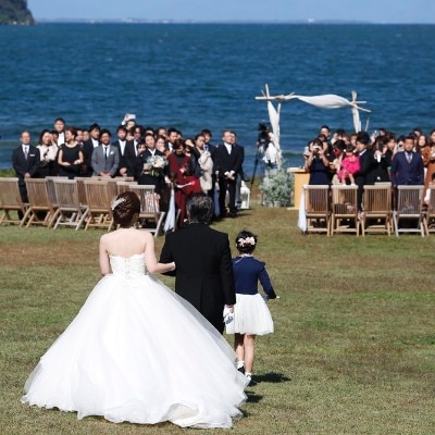 結婚式は式場を飛び出して、風を感じることが出来る琵琶湖へ!!
ゲストが見守る中、お父様と一緒に大好きな人たちのもとへ。