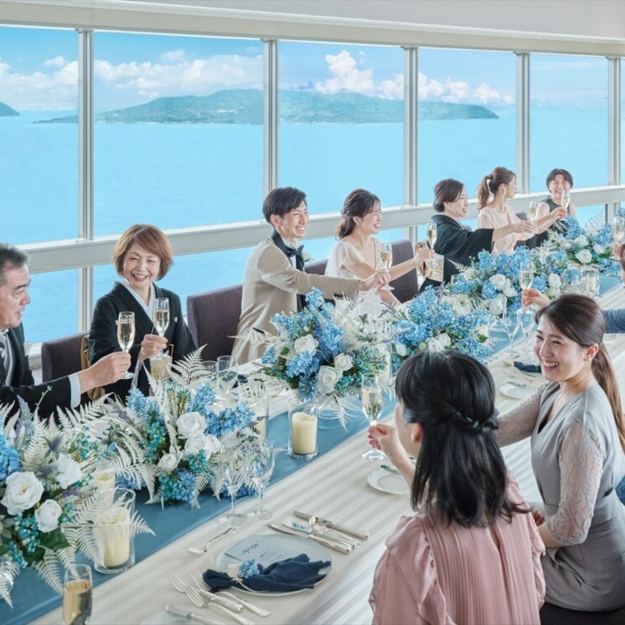 雄大な博多湾を一望できる「オーシャンペントハウス」は、少人数向けの披露宴会場