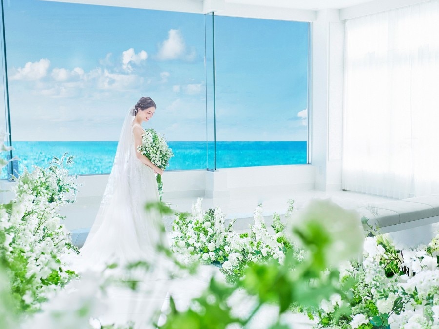 青い空と青い海を望む自然光が降り注ぐ白亜のチャペルは花嫁姿をより一層美しく魅せる