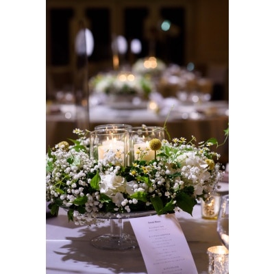 パーティ会場は、可愛らしい白い小花とキャンドルが映える、アットホームで温かい空間に。
