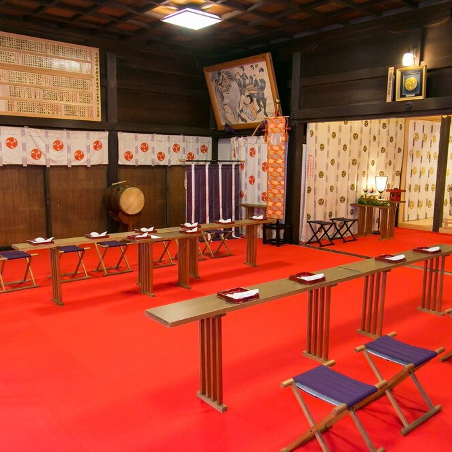 挙式を執り行う本殿は30名まで列席可能。紅い絨毯が敷かれ、白無垢がより引き立つ