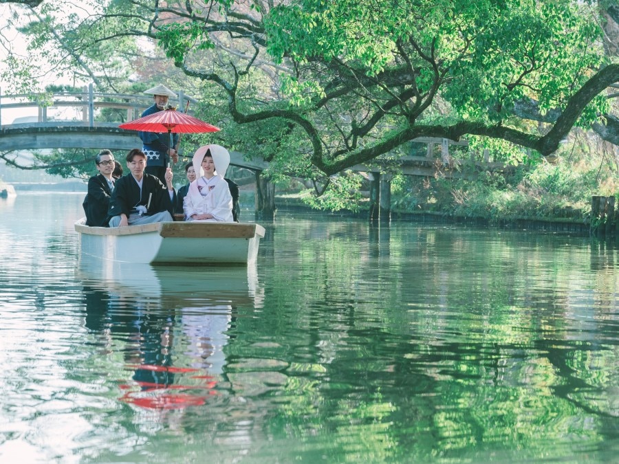 柳川の風物詩「花嫁舟」水面に映る花嫁姿も美しい