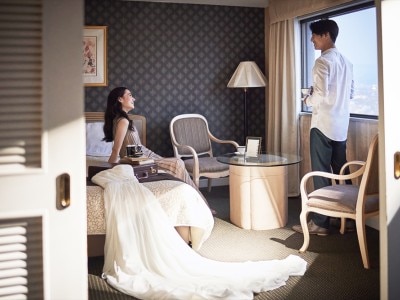 結婚式の前日は、ホテル最上階にあるスイートルームでゆっくりと本番の準備を
