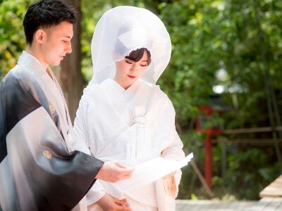 風を感じながら行う夫婦の誓い。來宮神社では誓いの詞がきちんと用意されている