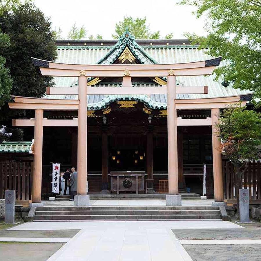 明神鳥居の両脇に小さな鳥居が並ぶ、全国的にもめずらしい形をした「三輪鳥居」