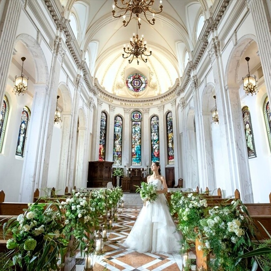 12ｍもの天井高を誇る壮麗な大聖堂。アンティークのステンドグラスが花嫁を輝かせる