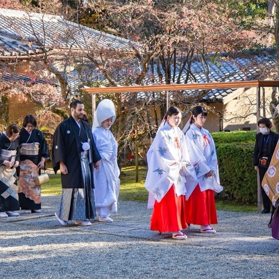 神聖な挙式は、神職や巫女、新郎新婦が列になって歩む「参進の儀」から雅やかに幕開け