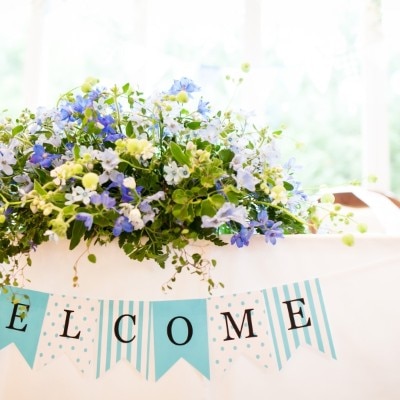 幸せの青い小花をたくさん使ったフラワーコーディネート。手作りのウェルカムガーランドも飾りました！