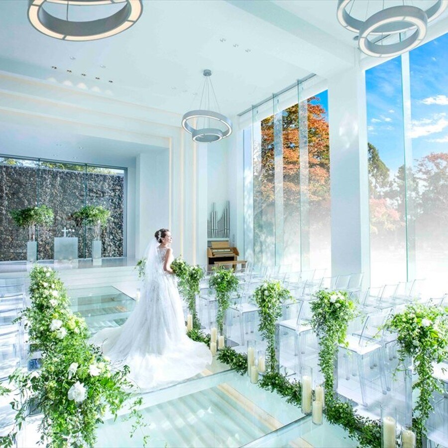 純白の空間に自然光がたっぷり差し込む開放的なチャペルが、花嫁をいっそう輝かせる