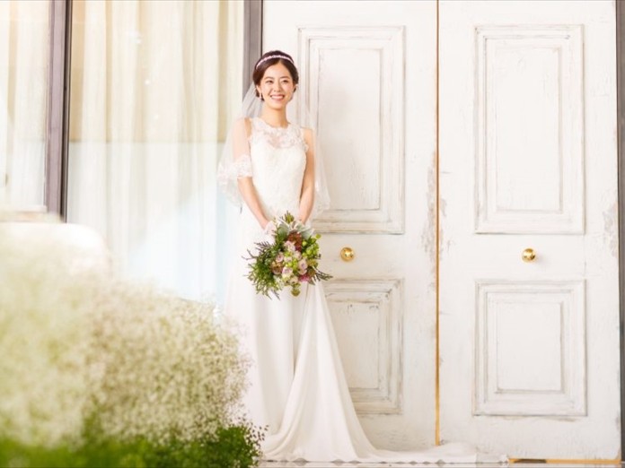 アンティークな扉の前は、ウエディングドレスが引き立つ人気の撮影スポット
