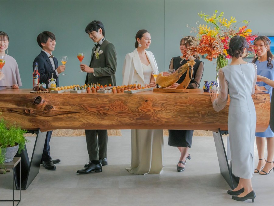栃木県の貴重な美術品や日光杉のテーブルが彩るロビーも、ゲストをもてなす洗練空間