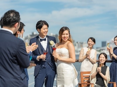 船上での結婚式は、すべてのシーンがドラマチック。シャッターチャンスもいっぱい♪
