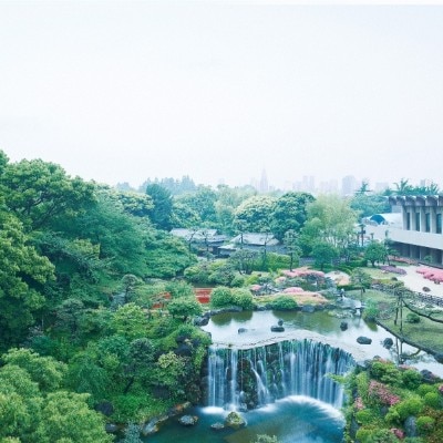 1万坪の面積を誇る日本庭園は400年の歴史があり、東京名園のひとつでもあります。<br>【庭】日本庭園