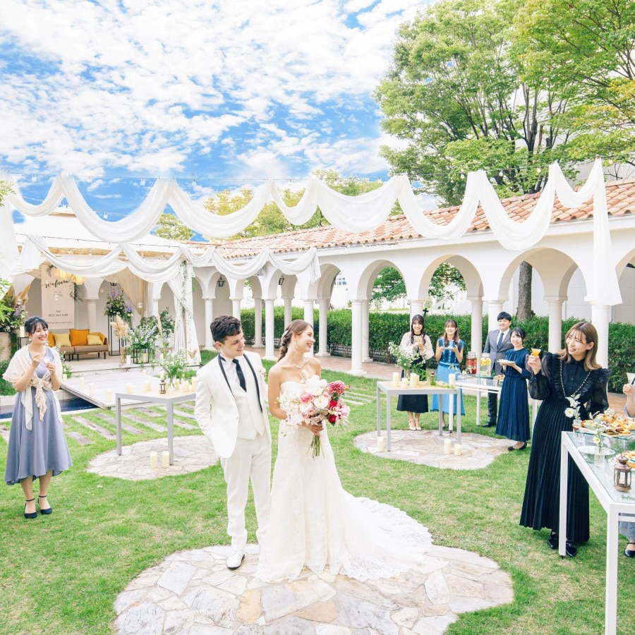 京都・大阪から約13分。約3,000坪の敷地に佇む高槻唯一の結婚式場