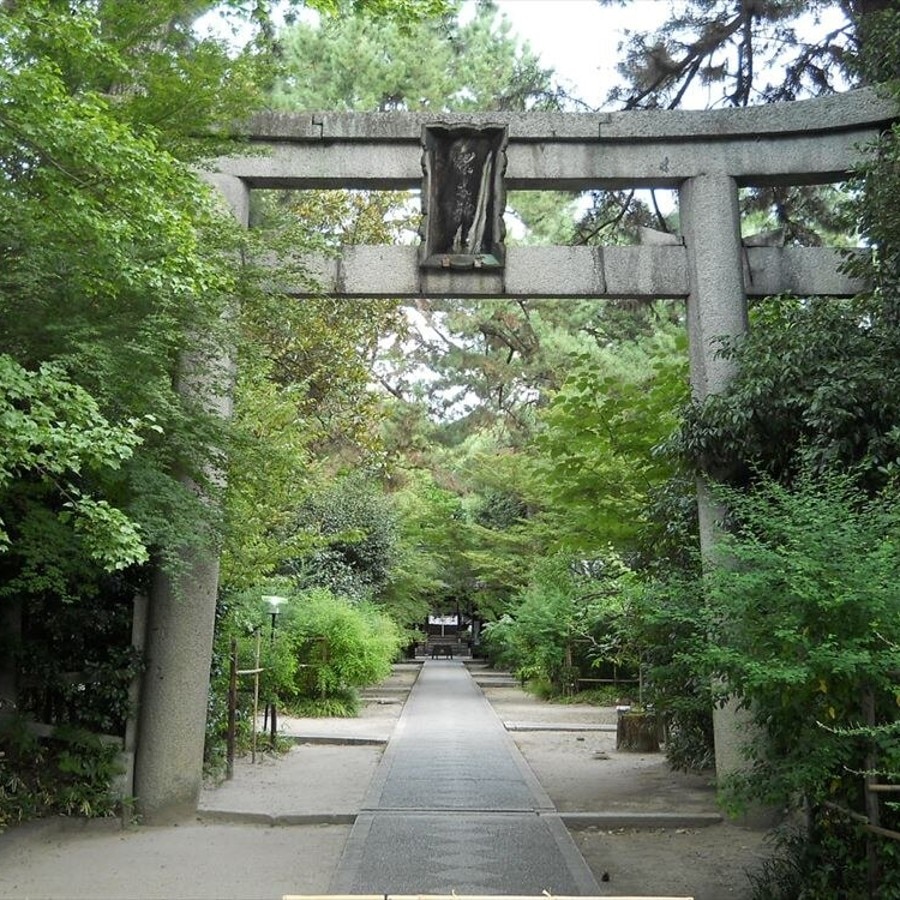 京都御所の東側に佇む深い緑に抱かれた社。喧噪から離れた静かな雰囲気が魅力