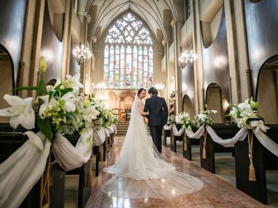 ステンドグラスの輝きに導かれ、最高に輝く花嫁に。本格大聖堂で神聖な誓いをかなえて