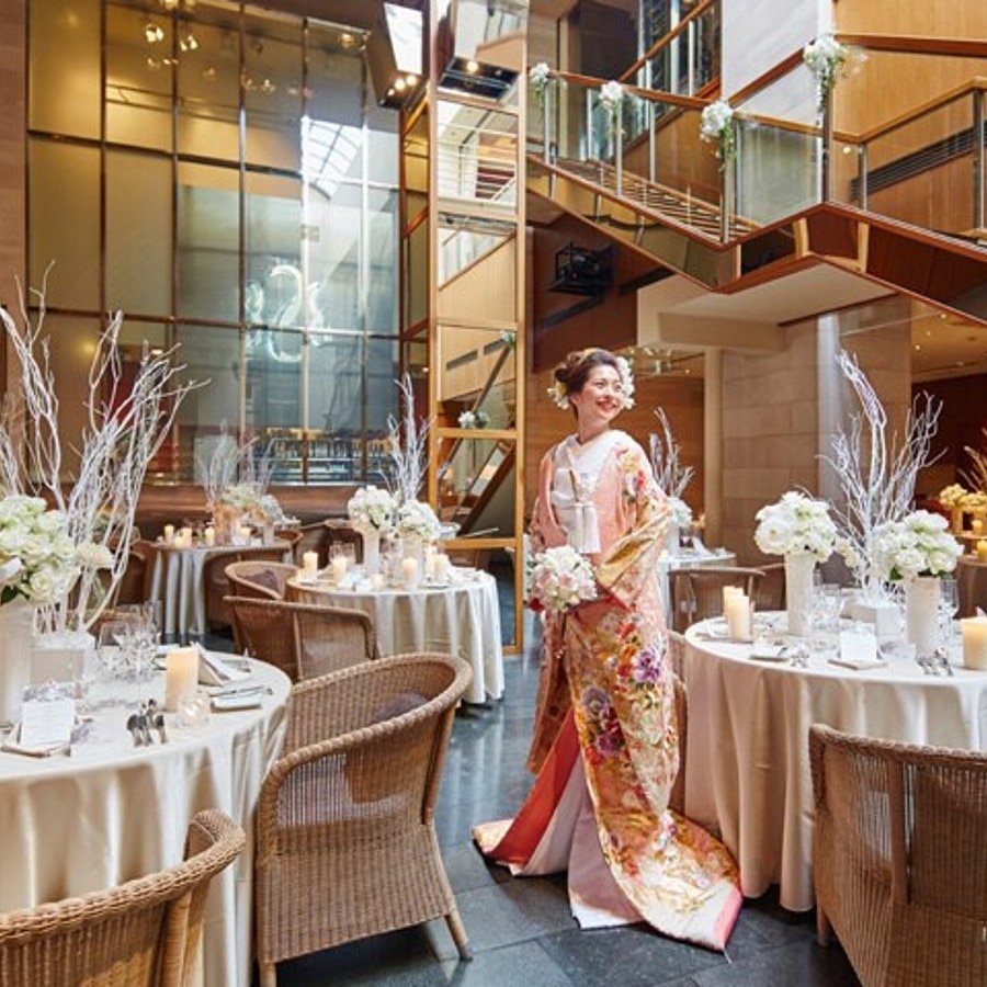 提携先の披露宴会場、神楽坂のレストラン「ラリアンス」はモダンで和装が映える空間