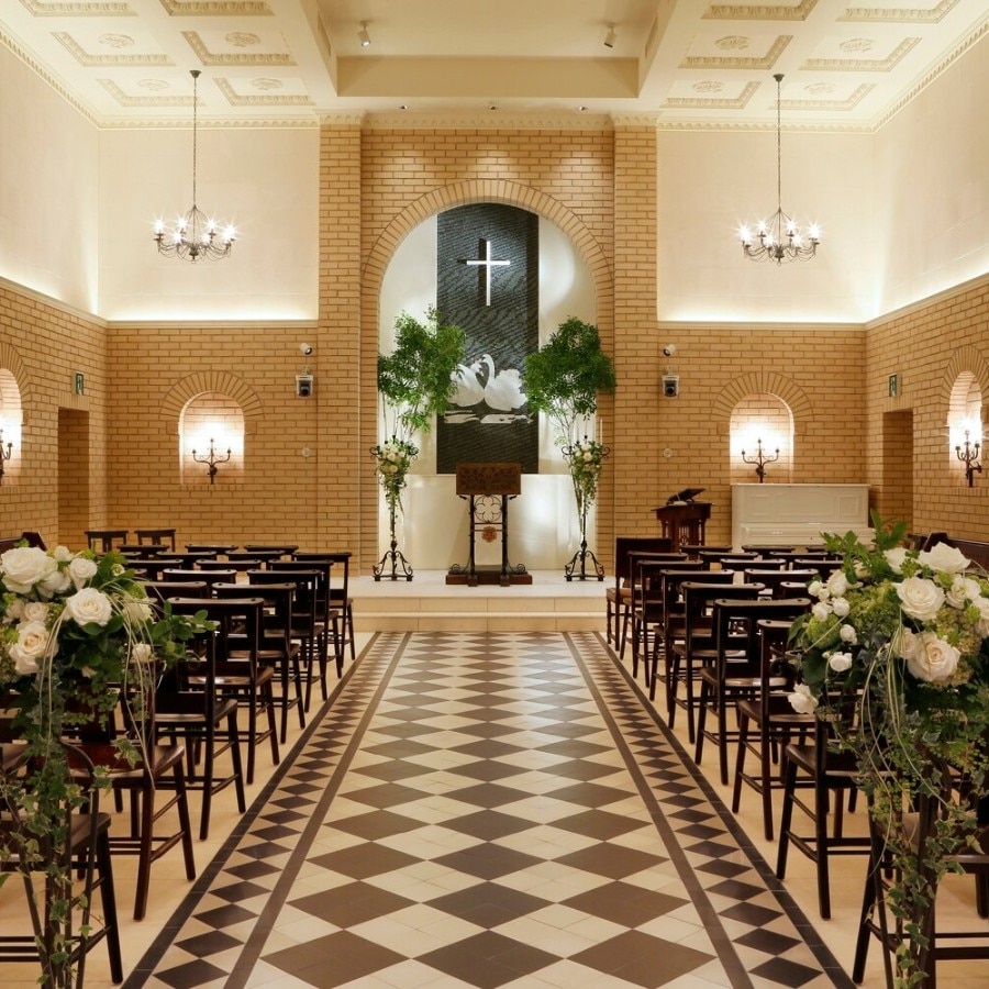 ヴィクトリアンタイルを使用したバージンロードが印象的な教会「セント・レイク」