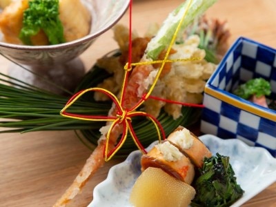 繊細な盛付けが自慢の日本料理。季節折々の旬な食材でお品書きをご用意。