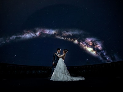 プラネタリウムで幻想的な夜空と共に 記念日の星空を再現して写真に残す スターライトウエディングプラン が誕生 ウェディングの最新情報をお届け ブライダルニュース マイナビウエディング