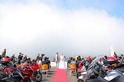 バイク好きのカップルに朗報 聖地 ターンパイク箱根 での結婚式をプレゼント 結婚の絆プロジェクト Hakone Wedding Bride 18 ウェディングの最新情報をお届け ブライダルニュース マイナビウエディング