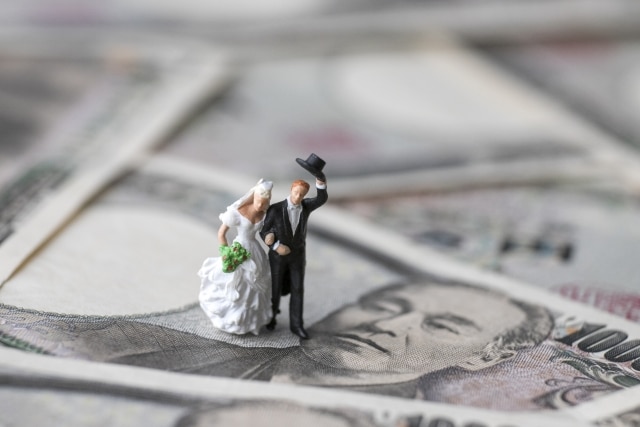 結婚式費用を支払うタイミングは 現金やカードなど支払い方法や 夫婦での分担についても先輩カップルに大調査