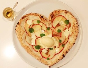 バレンタイン期間限定！　ハートのデザートピザが食べられる表参道デート