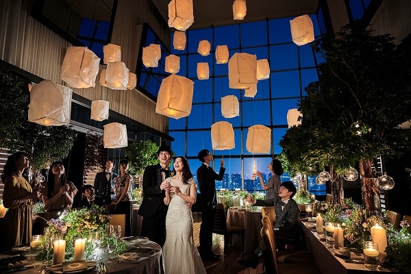 結婚式を幻想的に彩る ランタン コーディネートで美しいナイトウエディングを マイナビウエディング プレミアムクラブ