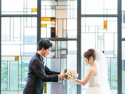 ダーズンローズの意味とは？ 結婚式で取り入れたい12本のバラの演出例｜マイナビウエディング プレミアムヴェニュー