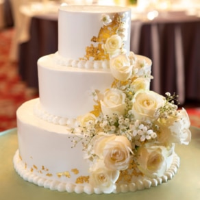 白いバラに込めた願い"永遠の愛"。ふたりの物語の数だけうまれるケーキ