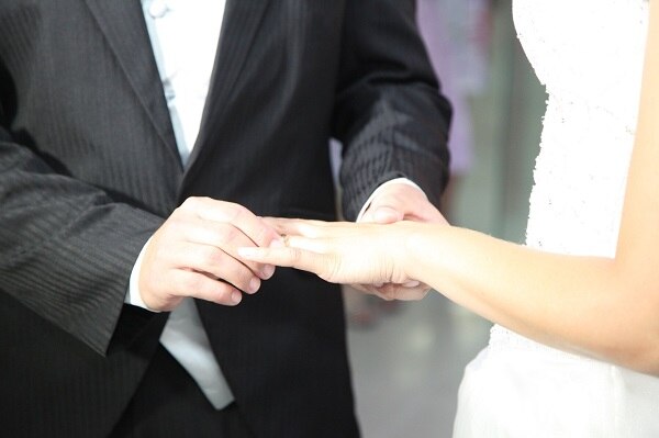 結婚指輪はいつから着けはじめるのが正解 買ったらすぐ 挙式後から プロポーズコラム 結婚指輪 婚約指輪 マイナビウエディング