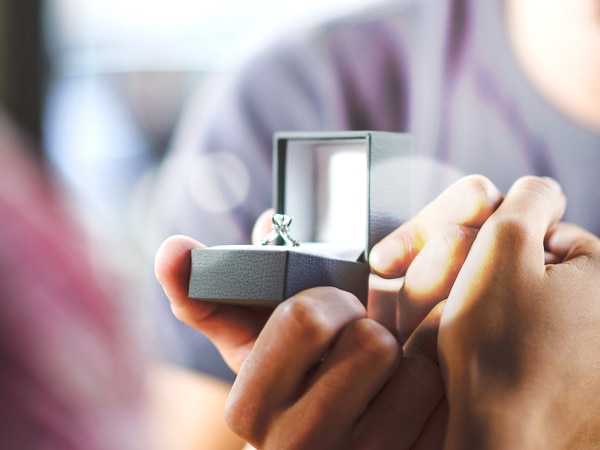 理想のプロポーズシーンを演出 プロポーズのとき 婚約指輪いる いらない プロポーズコラム 結婚指輪 婚約指輪 マイナビウエディング