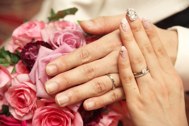 結婚式で婚約指輪をつける つけない 悩める花嫁たちを救う エンゲージカバーセレモニー とは プロポーズコラム 結婚指輪 婚約指輪 マイナビウエディング