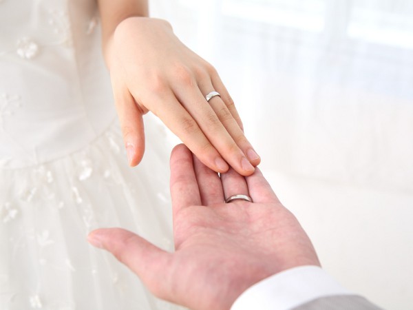 フツーが一番 恥ずかしがり 感動的なプロポーズを好まない女子の本音とは プロポーズコラム 結婚指輪 婚約指輪 マイナビウエディング