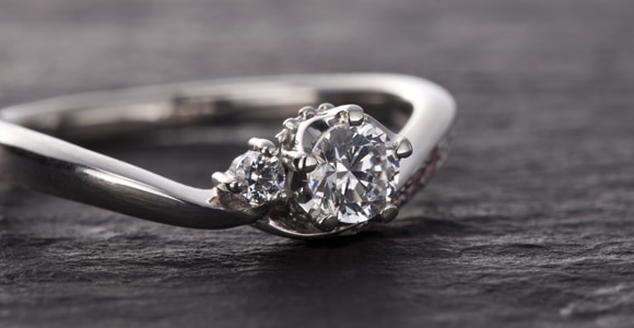 婚約指輪 エンゲージリング ってそもそもどんなもの 結婚指輪 婚約指輪 マイナビウエディング