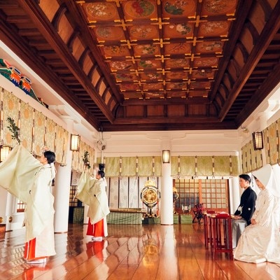 隣接する「日枝神社」での神前式サポートも抜群。絵巻物のような荘厳な挙式が実現<br>【挙式】ホテルに隣接徒歩2分の500年の歴史を誇る「日枝神社」