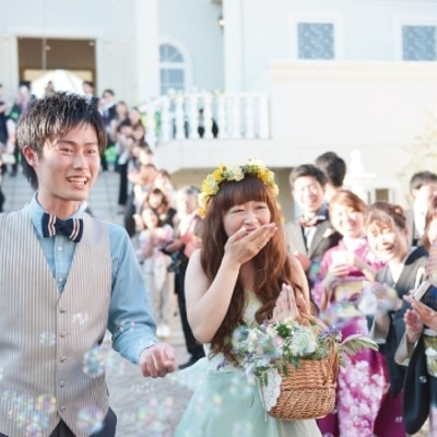 ゲストからの祝福のフラワーシャワー。その先には新婦の教え子さんたちがサプライズでスタンバイ。