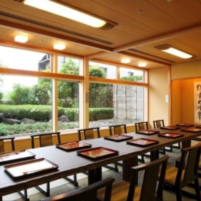 情緒あふれる日本庭園を眺めながらいただく京料理。個室では顔合わせや結納にも<br>【付帯設備】結納や食事会に最適なレストランの個室も
