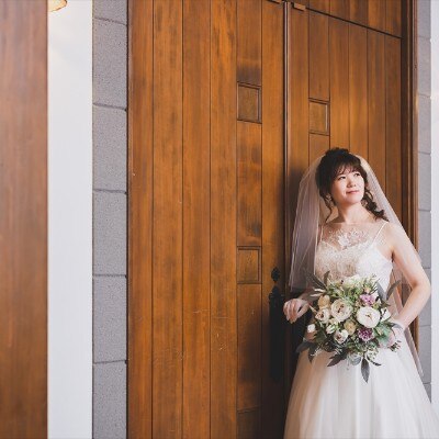 チャペルの扉は重厚感のある木製。白いウエディングドレスが映える一枚をパシャリ<br>【ドレス・和装・その他】小樽運河沿いという抜群のロケーション