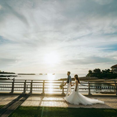 瀬良垣島と本島をつなぐ一本橋で結婚式の余韻を・・・