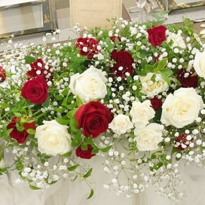 白と赤のバラで大人っぽい印象に<br>【披露宴】装花・テーブルコーディネート