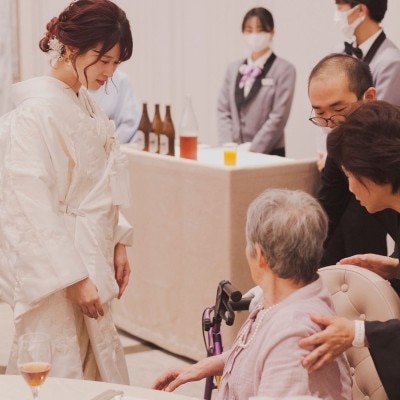 私たちの祖父母が元気に結婚式に参加してくれたことに感動しました。