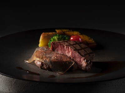 地元産の肉や自家栽培の有機食材を使うなど、どこまでもこだわった味は至福のおいしさ