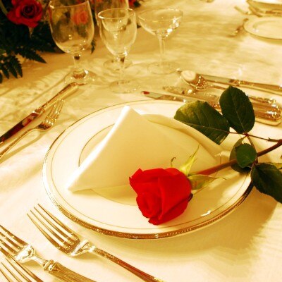 ゲストのテーブルに添えたバラの花で感謝を表現。ギフトの一つにしてもステキ<br>【披露宴】披露宴