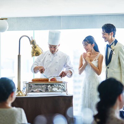 会場内でシェフがデザートの仕上げやお肉のカットをする演出にゲストから歓声が上がる<br>【披露宴】サロン エスコフィエ